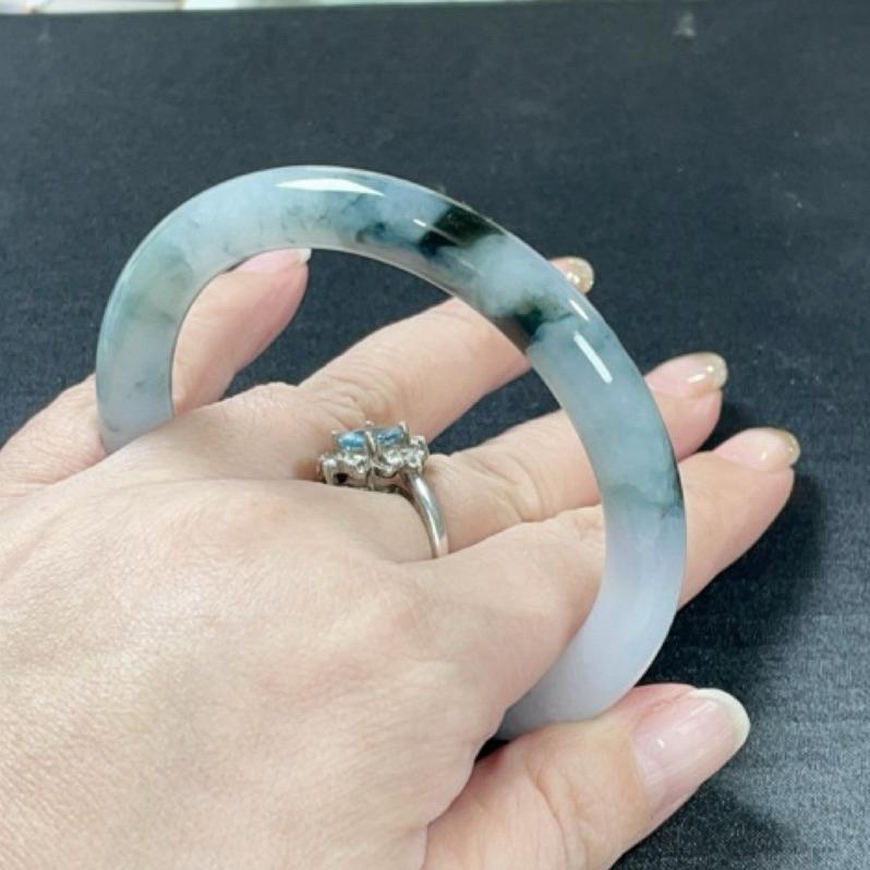 《Always9168輕奢珠寶》A84天然緬甸A貨翡翠手鐲福利冰紫深色藍花特色圓條57.3mm台灣鑑定證書-細節圖7