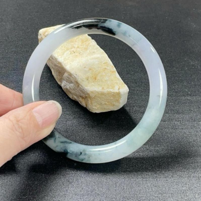 《Always9168輕奢珠寶》A84天然緬甸A貨翡翠手鐲福利冰紫深色藍花特色圓條57.3mm台灣鑑定證書-細節圖8