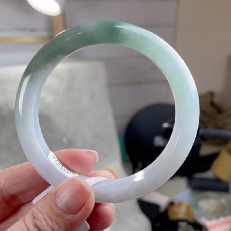 《Always9168輕奢珠寶》J74天然緬甸A貨翡翠 半山半水紫加綠飄陽綠手鐲 圈口 56.8+ 附台灣鑑定證書-細節圖2