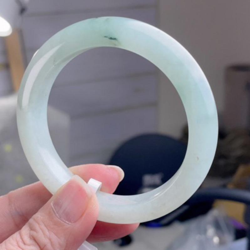 《Always9168輕奢珠寶》J49天然緬甸A貨翡翠手鐲 果綠飄蘭花 圈口52+ 平安鐲 細膩完美 附台灣鑑定證書-細節圖2