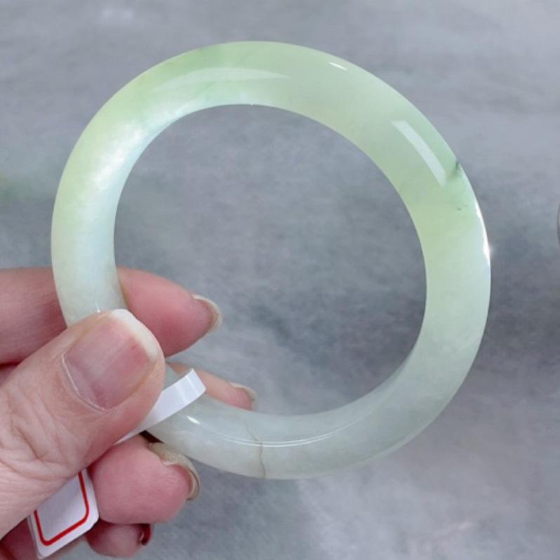 《Always9168輕奢珠寶》J49天然緬甸A貨翡翠手鐲 果綠飄蘭花 圈口52+ 平安鐲 細膩完美 附台灣鑑定證書-細節圖3