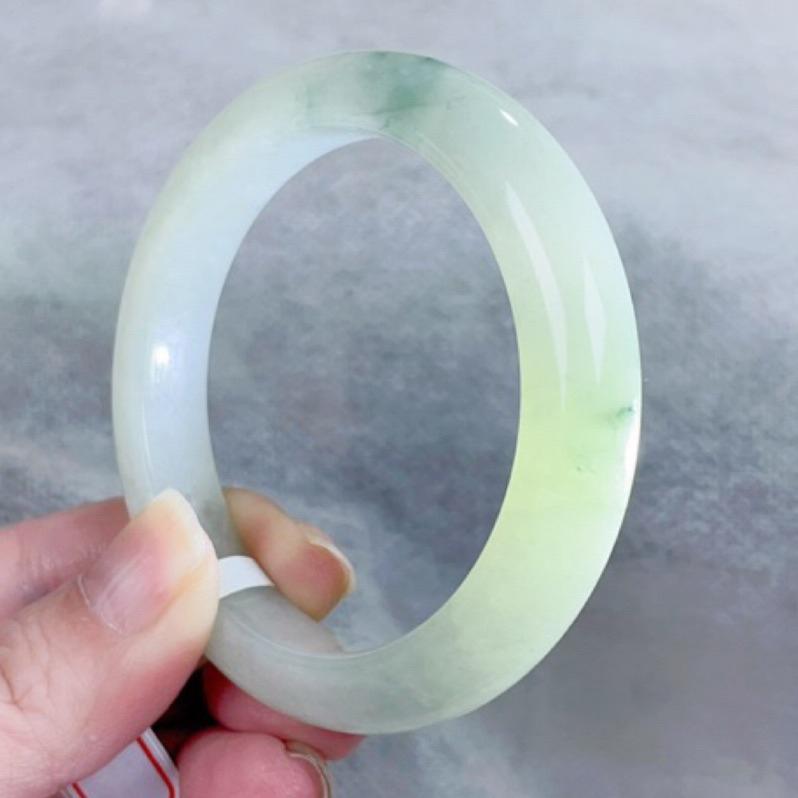 《Always9168輕奢珠寶》J49天然緬甸A貨翡翠手鐲 果綠飄蘭花 圈口52+ 平安鐲 細膩完美 附台灣鑑定證書-細節圖4