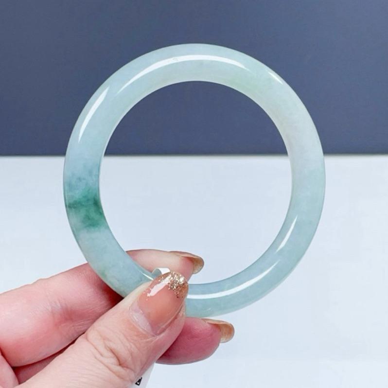 《Always9168輕奢珠寶》L11天然緬甸A貨翡翠手鐲圓條蘋果綠飄花60mm+附台證-細節圖2