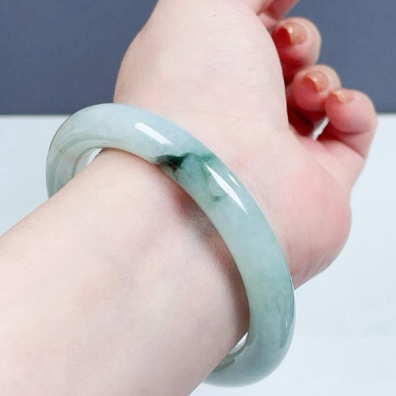 《Always9168輕奢珠寶》L11天然緬甸A貨翡翠手鐲圓條蘋果綠飄花60mm+附台證-細節圖3