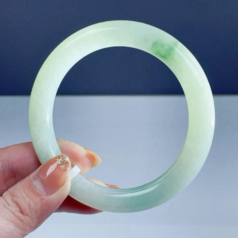 《Always9168輕奢珠寶》L11天然緬甸A貨翡翠手鐲圓條蘋果綠飄花60mm+附台證-細節圖4