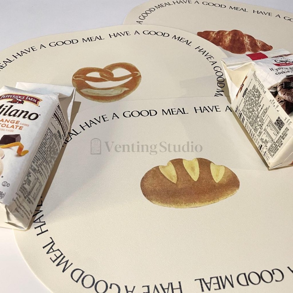 🌵 𝐕𝐞𝐧𝐭𝐢𝐧𝐠 𝐒𝐭𝐮𝐝𝐢𝐨 🌵  | 現貨 | 麵包皮革餐桌墊 餐墊 桌墊 隔熱桌墊 防水餐桌墊-細節圖3