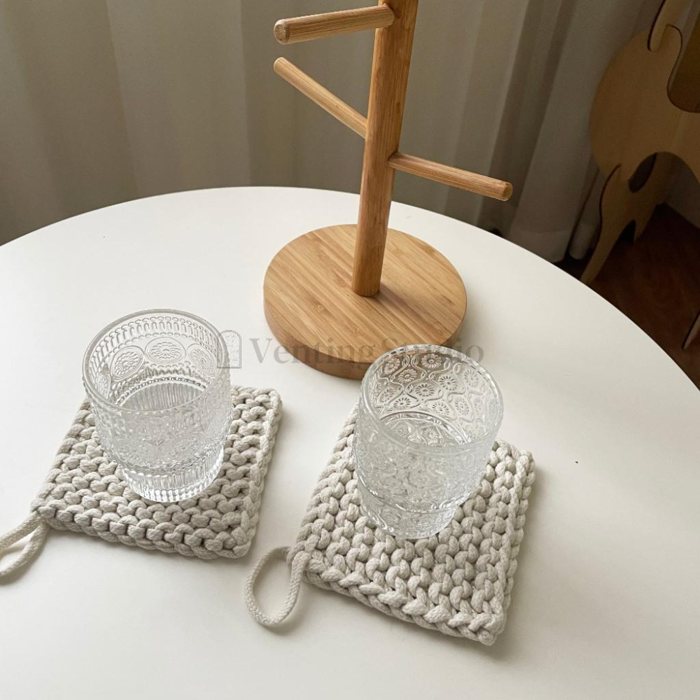 🌵 𝐕𝐞𝐧𝐭𝐢𝐧𝐠 𝐒𝐭𝐮𝐝𝐢𝐨 🌵  | 現貨 | 日式質感針織杯墊 編織杯墊 隔熱墊 可掛收納-細節圖3