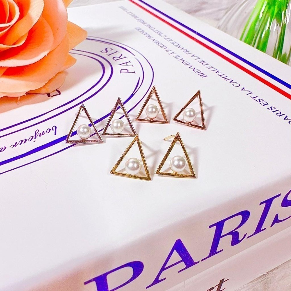 【正韓 925純銀 珍珠三角形耳環 】韓國飾品 韓國耳環 耳飾 氣質簡約 女生飾品 時尚配件 // WA7208-細節圖2