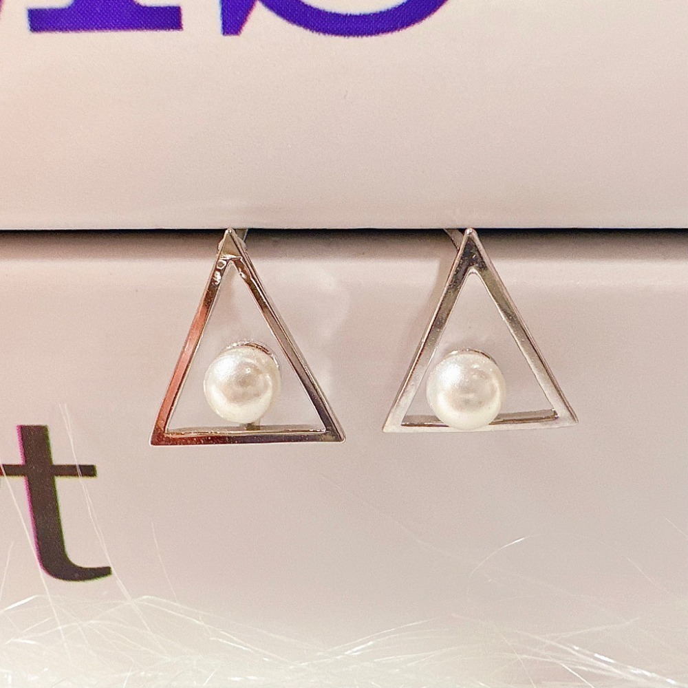 【正韓 925純銀 珍珠三角形耳環 】韓國飾品 韓國耳環 耳飾 氣質簡約 女生飾品 時尚配件 // WA7208-規格圖4