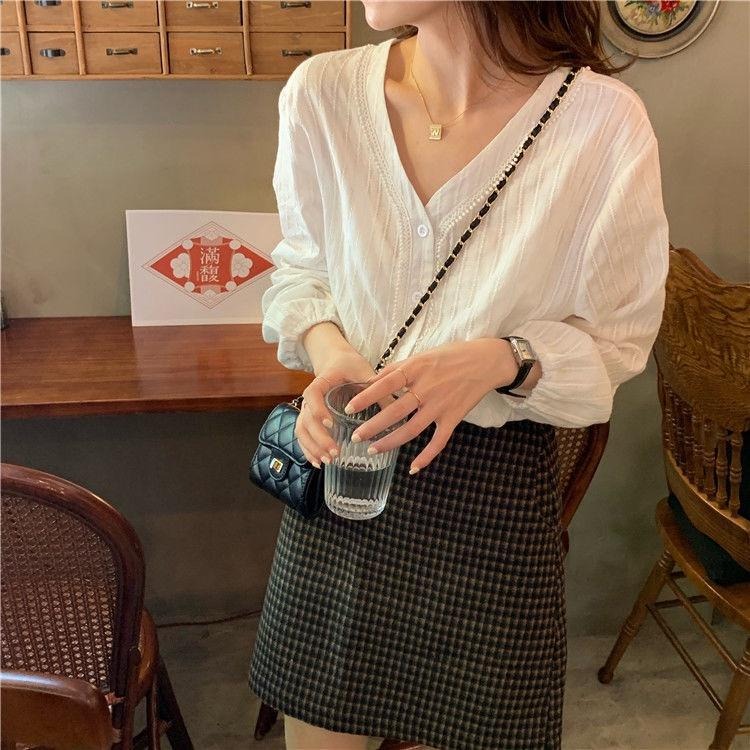 【D.studio】韓版元氣甜美排扣V領蕾絲長袖襯衫 長袖上衣 長袖T恤 衣服 女裝 上衣【W210】-細節圖7