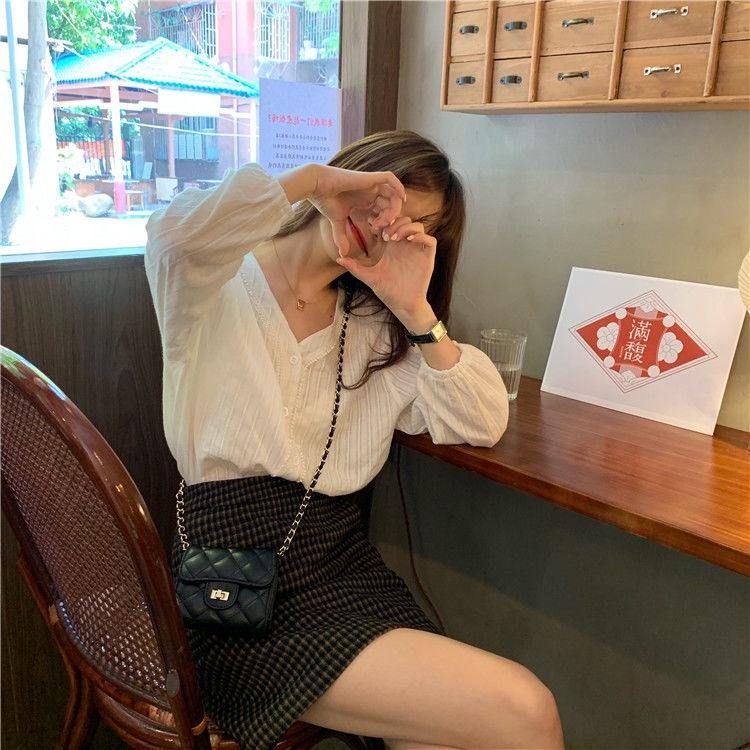 【D.studio】韓版元氣甜美排扣V領蕾絲長袖襯衫 長袖上衣 長袖T恤 衣服 女裝 上衣【W210】-細節圖9