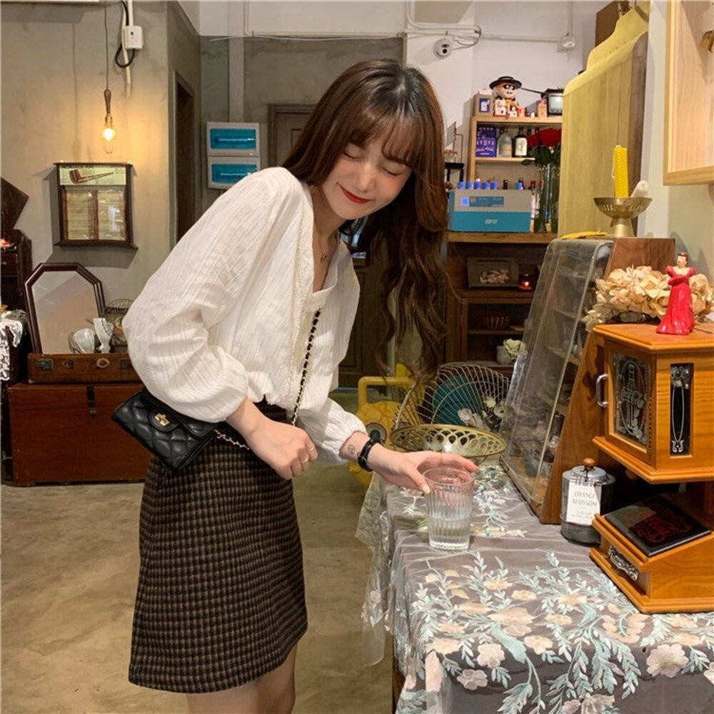 【台灣發貨】韓版元氣甜美排扣V領蕾絲長袖襯衫 長袖上衣 長袖t恤 衣服 女裝 上衣【W210】-細節圖5