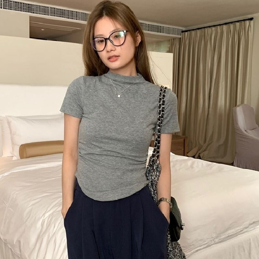 【台灣發貨】韓版氣質半高領設計感短袖上衣 衣服 女裝 t恤 短袖t恤 上衣【T688】-細節圖8