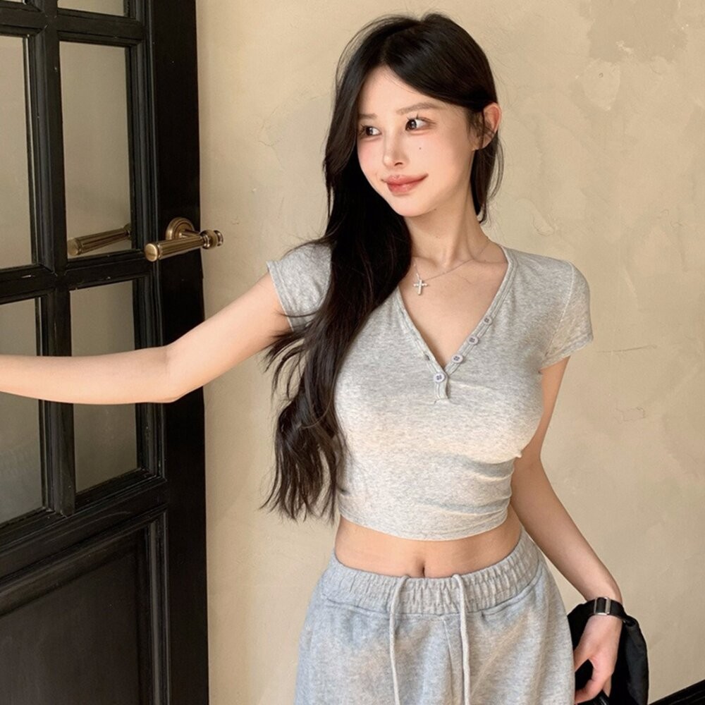 【台灣發貨】韓版V領修身顯瘦短版上衣 衣服 女裝 t恤 短袖t恤 上衣【T625】-細節圖6