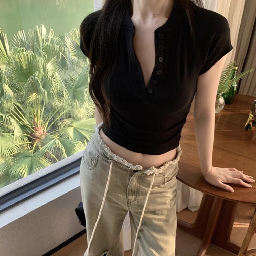 【台灣發貨】韓版V領鈕扣設計感短袖上衣 衣服 女裝 t恤 短袖t恤 上衣 【T715】-細節圖2
