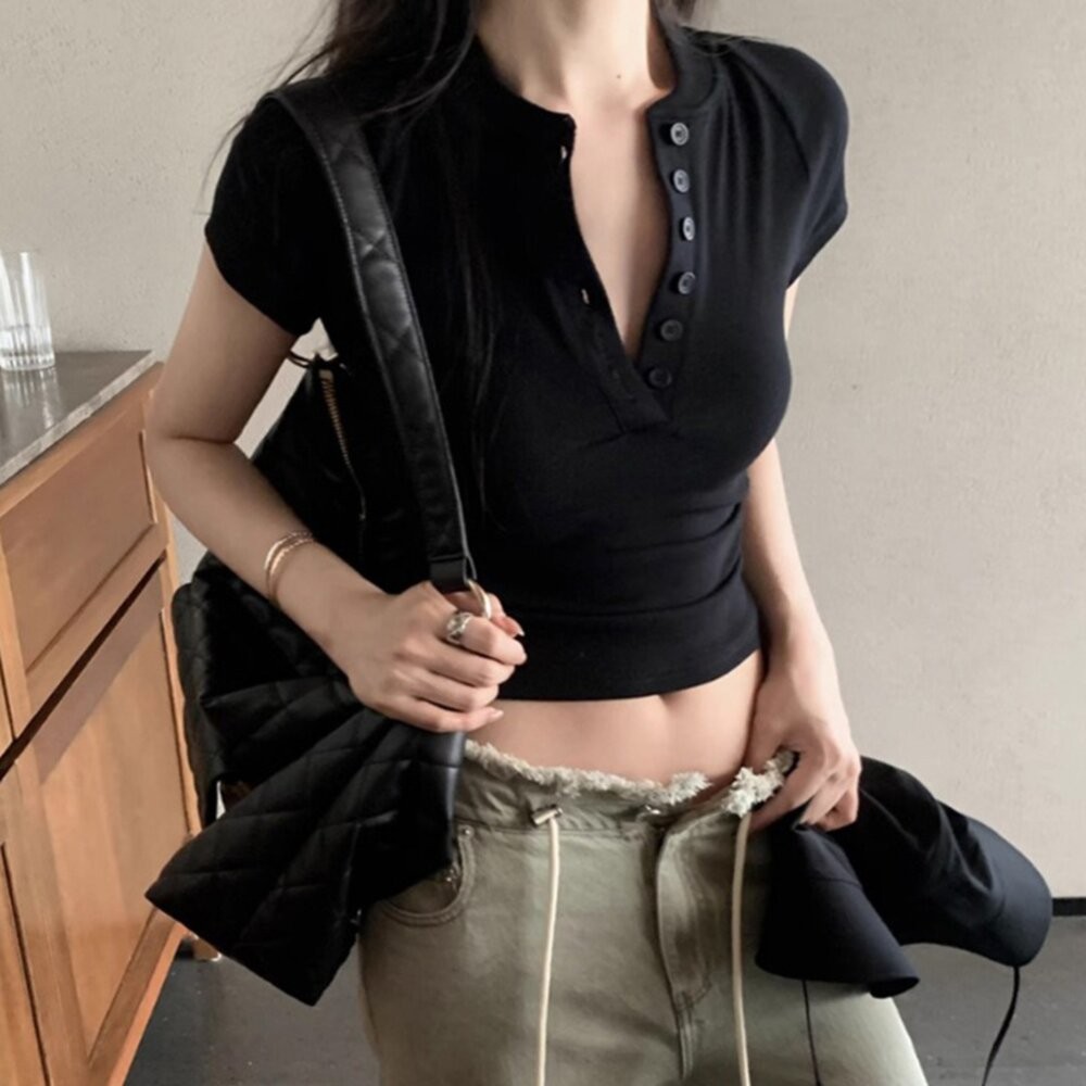 【台灣發貨】韓版V領鈕扣設計感短袖上衣 衣服 女裝 t恤 短袖t恤 上衣 【T715】-細節圖4