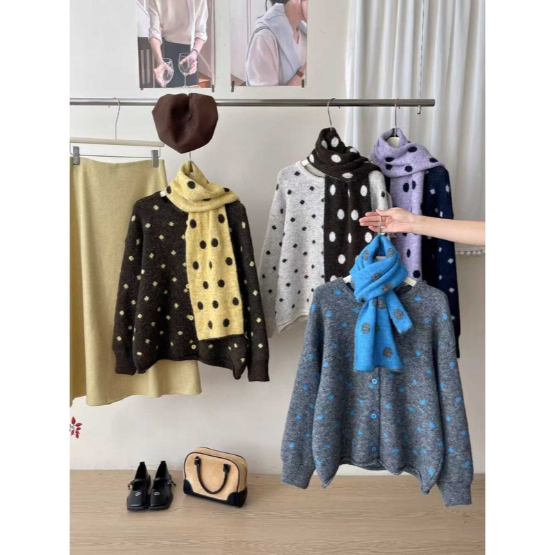 ⭕下單前請先聊聊有無庫存⭕韓系帶圍巾淨色波點軟糯針織毛衣(配圍巾)-細節圖2