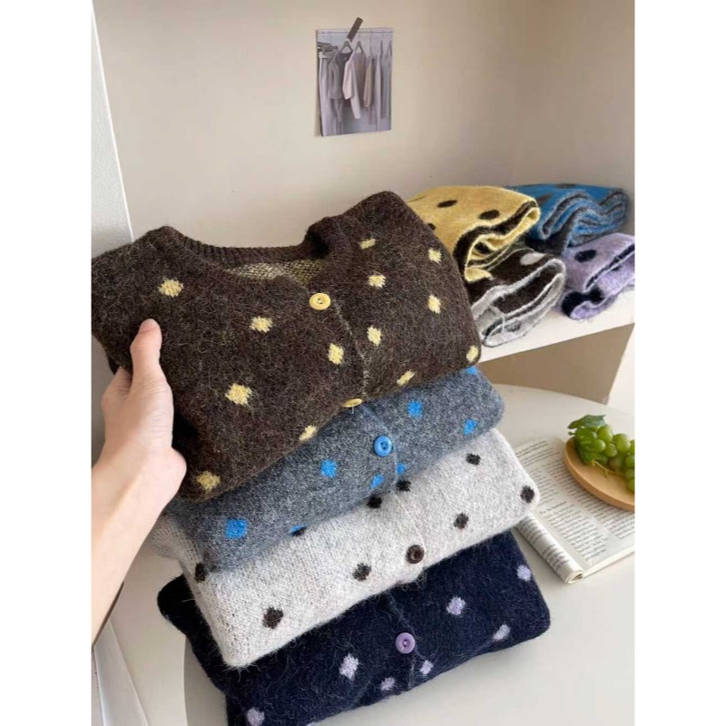 ⭕下單前請先聊聊有無庫存⭕韓系帶圍巾淨色波點軟糯針織毛衣(配圍巾)-細節圖4