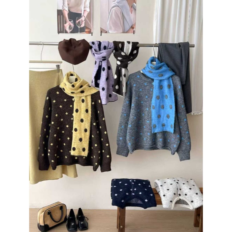 ⭕下單前請先聊聊有無庫存⭕韓系帶圍巾淨色波點軟糯針織毛衣(配圍巾)-細節圖5