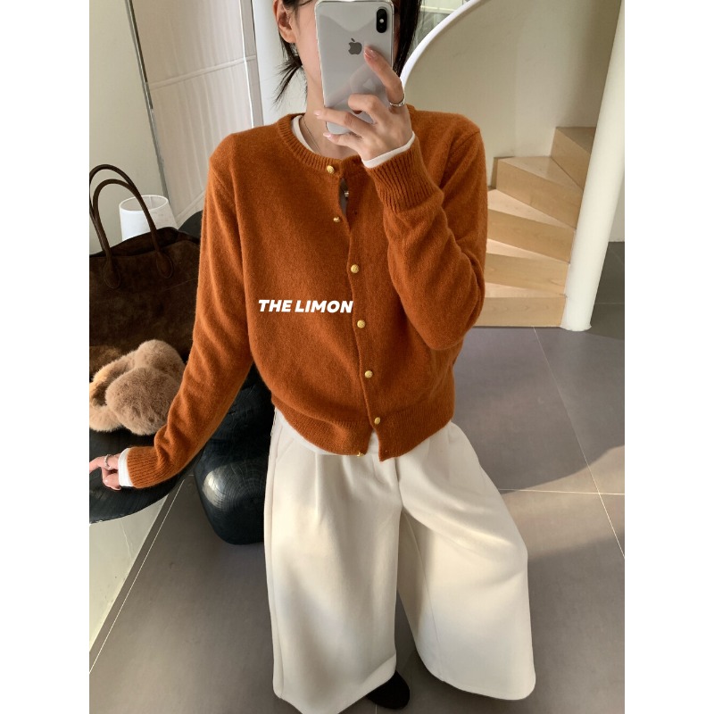 ⭕下單前請先聊聊有無庫存⭕【THE LIMON】小金釦圓領百搭針織衫-細節圖9