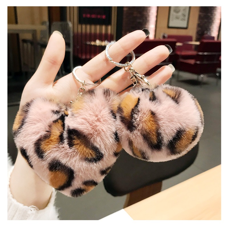 台灣現貨 超好擼 可愛豹紋3色毛球吊飾 圓形 愛心 包包掛飾 鑰匙圈 飾品 配件 送禮 生日-細節圖3