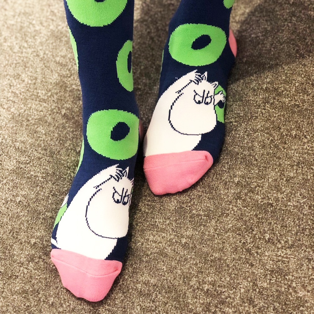 【MOOMIN】姆明冒險中筒襪 中筒襪 襪子 棉襪 小腿襪 穿搭 印花 成人襪子 兒童襪子-細節圖5