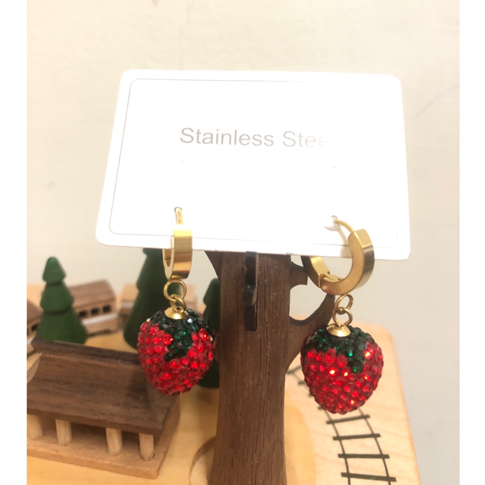 （韓款）草莓甜心西德不鏽鋼耳環-細節圖2
