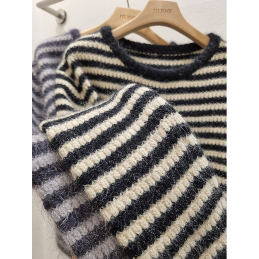 VENUSY｜ 簡約風✔ 保暖柔軟✔ 韓國女裝｜羊毛圓領短版針織毛衣-細節圖6