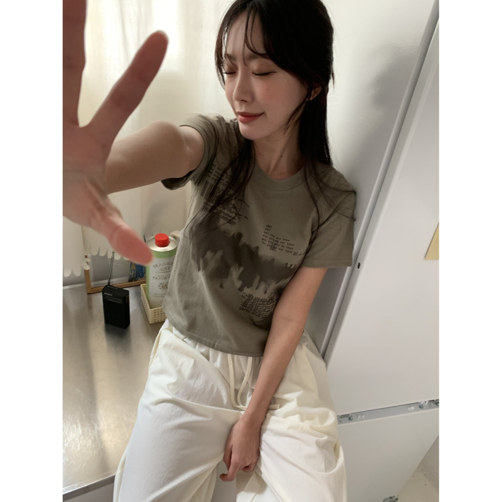 VENUSY｜ 韓國女裝｜街影短版T恤 韓國T恤-細節圖2