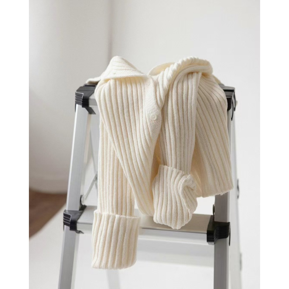 VENUSY｜ 韓國女裝｜鈕扣不規則V領針織上衣-細節圖2