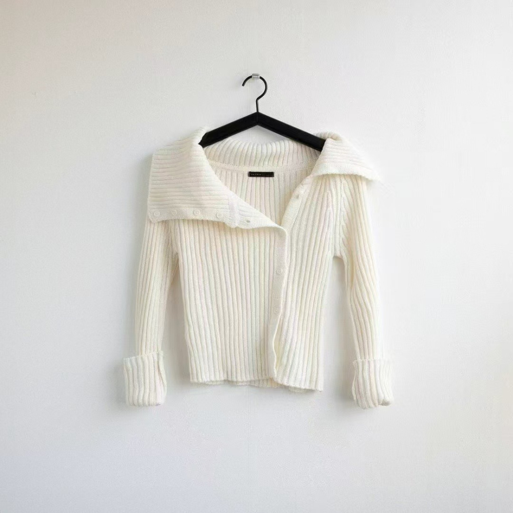 VENUSY｜ 韓國女裝｜鈕扣不規則V領針織上衣-細節圖5