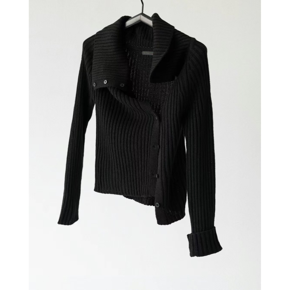 VENUSY｜ 韓國女裝｜鈕扣不規則V領針織上衣-細節圖8