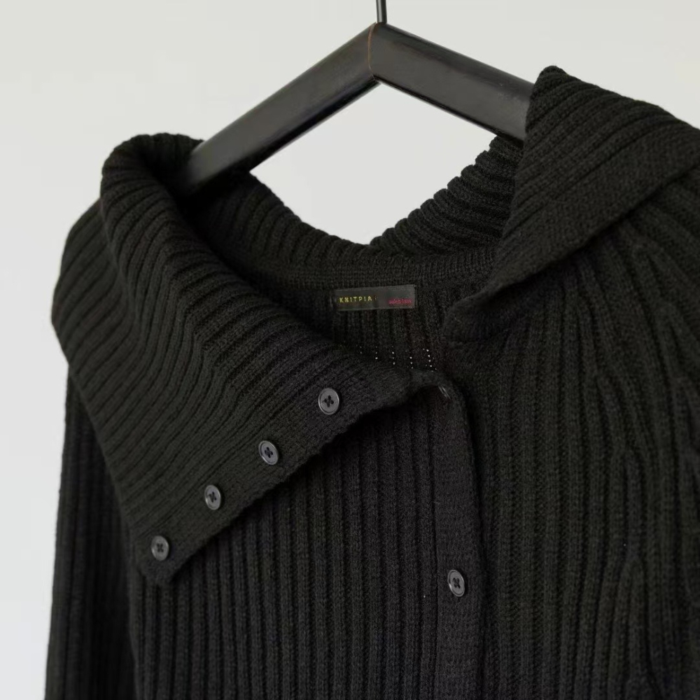 VENUSY｜ 韓國女裝｜鈕扣不規則V領針織上衣-細節圖9