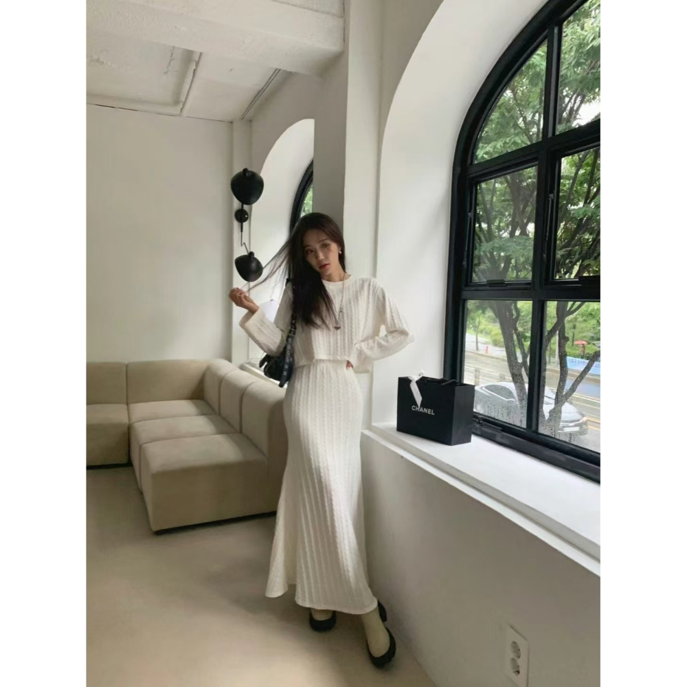 VENUSY．正韓 - 韓國女裝｜針織美人魚套裝 (扭紋針織 長袖短版上衣 + 超長裙)-細節圖2