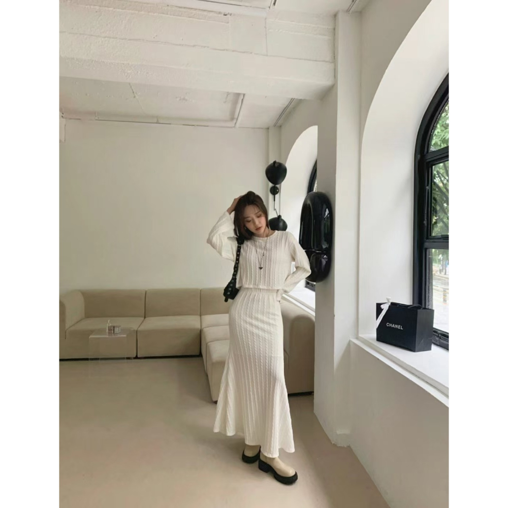 VENUSY．正韓 - 韓國女裝｜針織美人魚套裝 (扭紋針織 長袖短版上衣 + 超長裙)-細節圖3