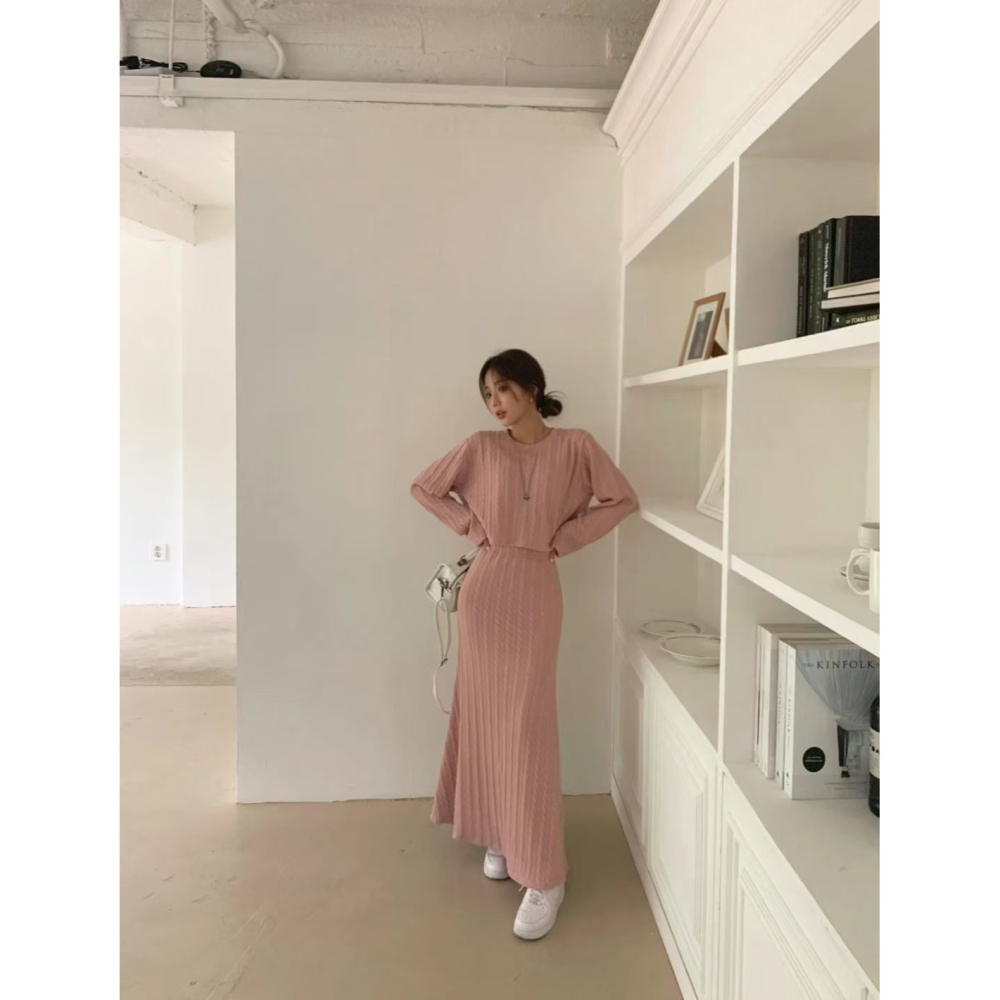 VENUSY．正韓 - 韓國女裝｜針織美人魚套裝 (扭紋針織 長袖短版上衣 + 超長裙)-細節圖7