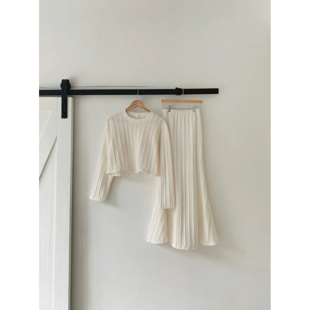 VENUSY．正韓 - 韓國女裝｜針織美人魚套裝 (扭紋針織 長袖短版上衣 + 超長裙)-細節圖8