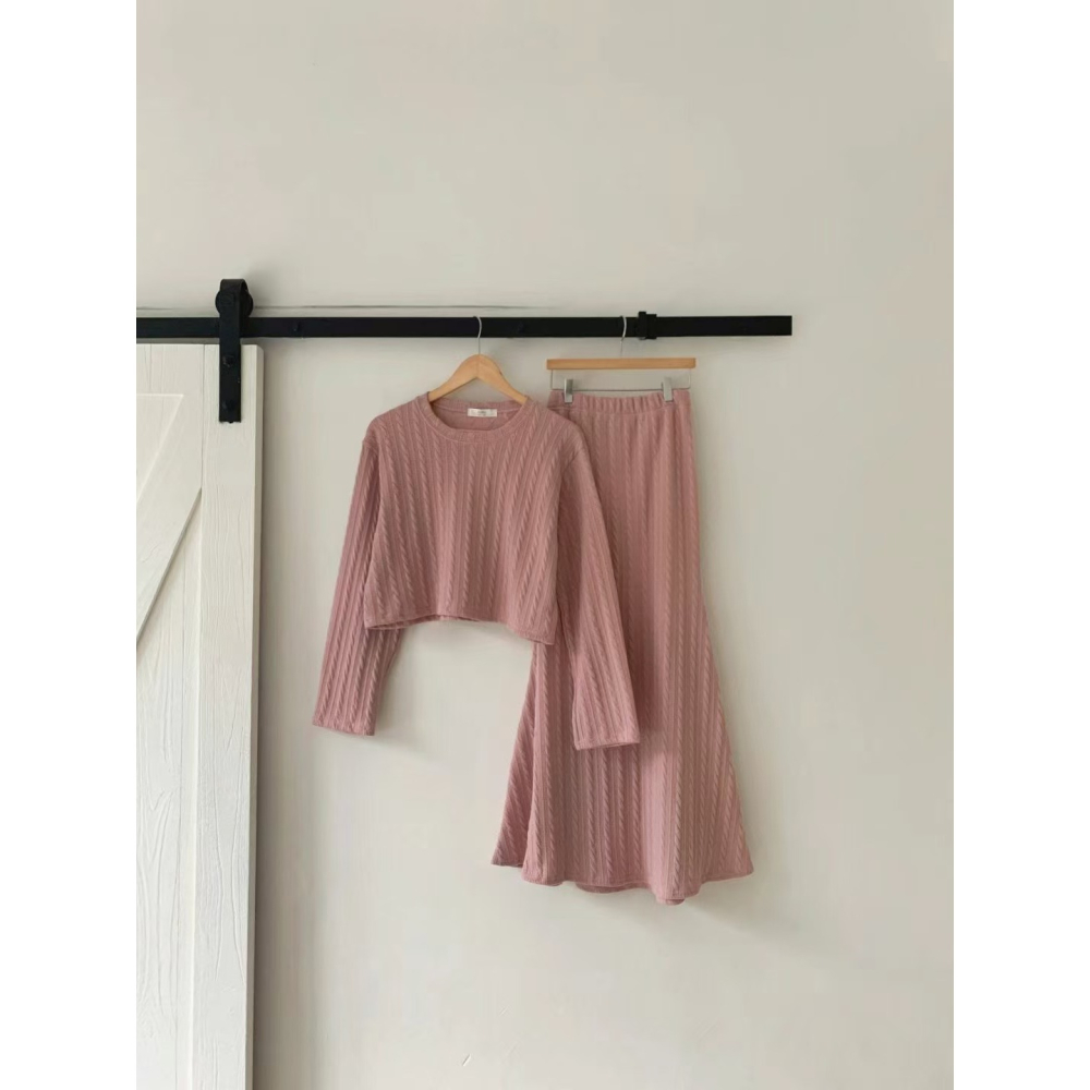 VENUSY．正韓 - 韓國女裝｜針織美人魚套裝 (扭紋針織 長袖短版上衣 + 超長裙)-細節圖9