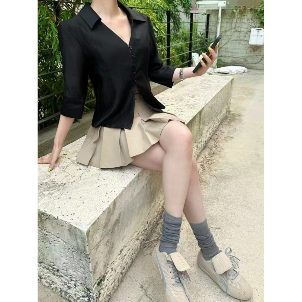 VENUSY｜ 韓國女裝｜絲質微深V領襯衫 韓國襯衫 針摺修身襯衫 韓國襯衫-細節圖5