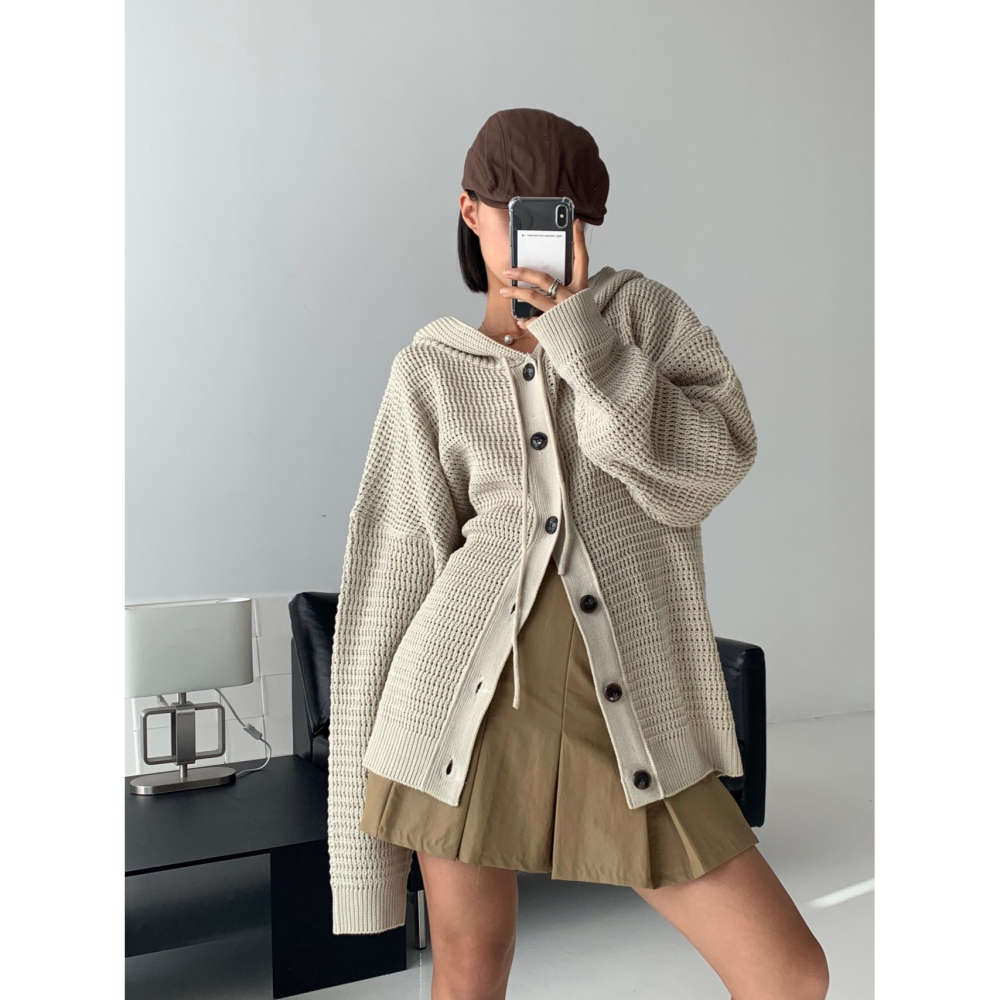 VENUSY｜ 韓國女裝｜鈕扣洞洞連帽針織外套 overfit-細節圖4