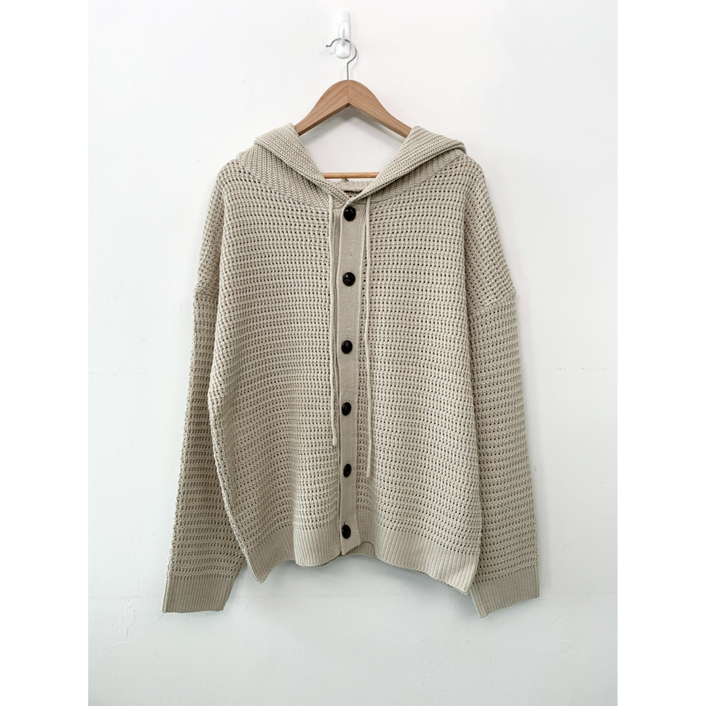 VENUSY｜ 韓國女裝｜鈕扣洞洞連帽針織外套 overfit-細節圖6