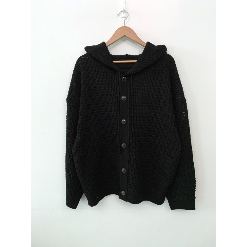 VENUSY｜ 韓國女裝｜鈕扣洞洞連帽針織外套 overfit-細節圖7