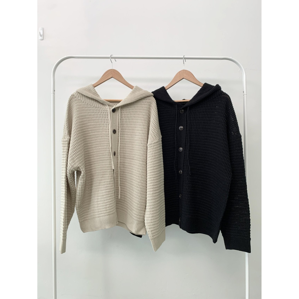 VENUSY｜ 韓國女裝｜鈕扣洞洞連帽針織外套 overfit-細節圖8