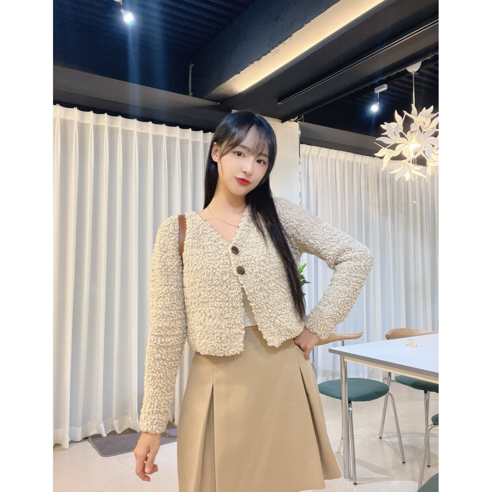 VENUSY｜ 韓國女裝｜蓬鬆V領毛球小外套 秋冬針織衫-細節圖2