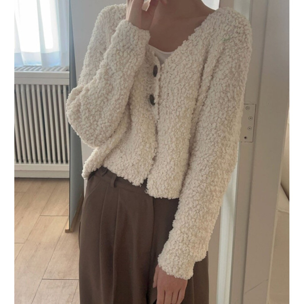 VENUSY｜ 韓國女裝｜蓬鬆V領毛球小外套 秋冬針織衫-細節圖3