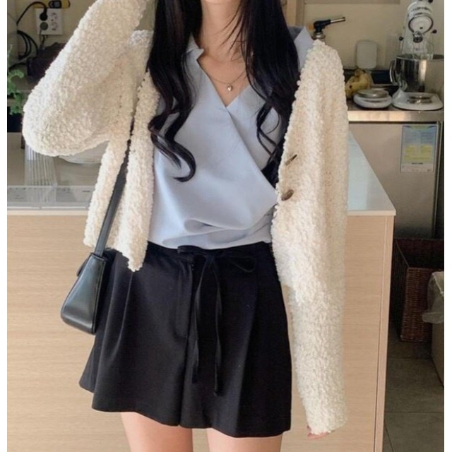 VENUSY｜ 韓國女裝｜蓬鬆V領毛球小外套 秋冬針織衫-細節圖4