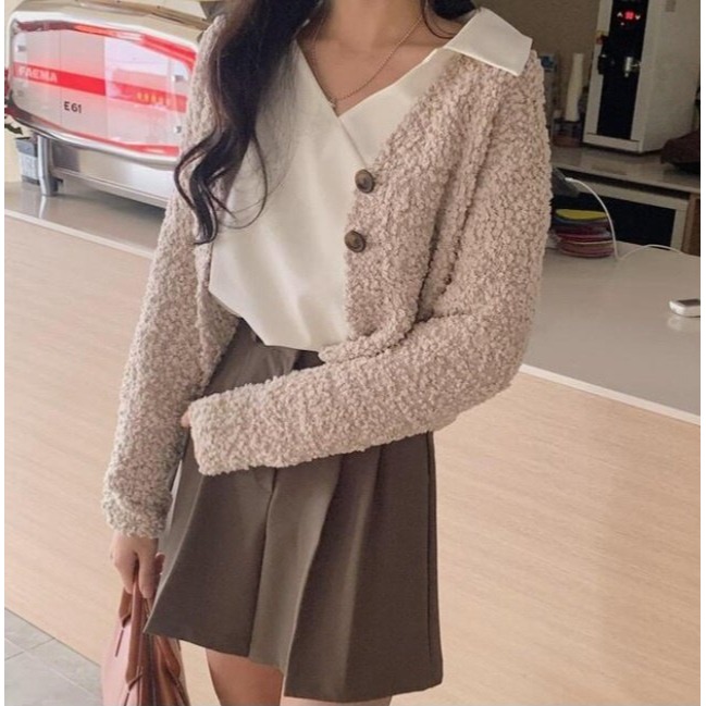 VENUSY｜ 韓國女裝｜蓬鬆V領毛球小外套 秋冬針織衫-細節圖5