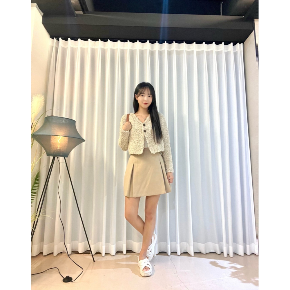 VENUSY｜ 韓國女裝｜蓬鬆V領毛球小外套 秋冬針織衫-細節圖6