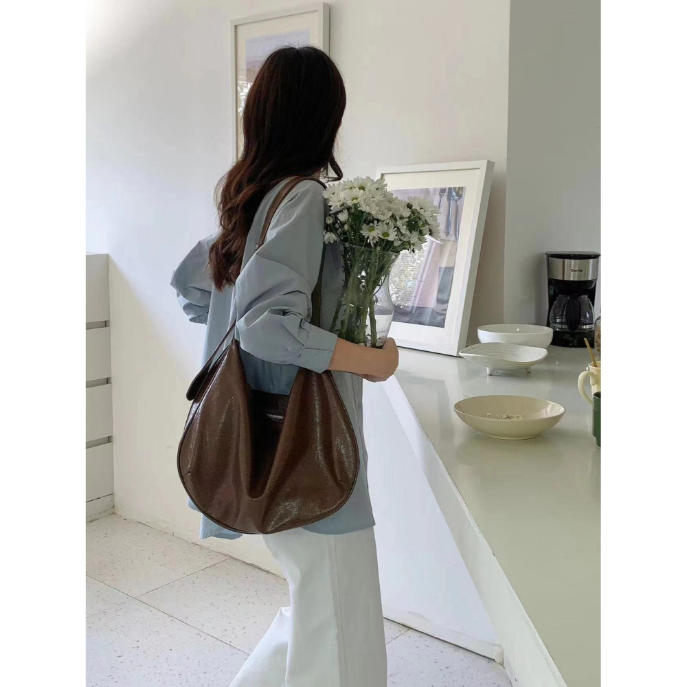 VENUSY｜ 韓國女裝｜半月側背大包 半月形肩背包 單肩包-細節圖3