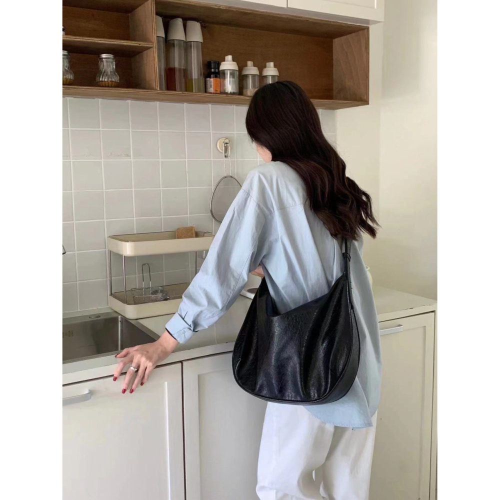 VENUSY｜ 韓國女裝｜半月側背大包 半月形肩背包 單肩包-細節圖8